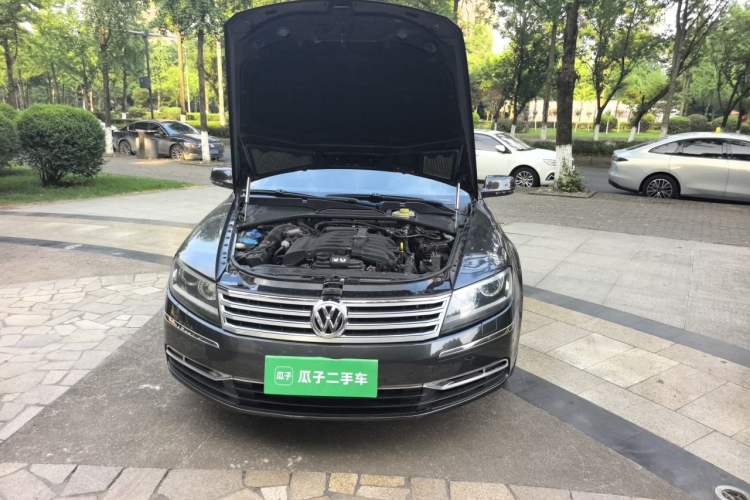 Used Volkswagen Phaeton 2011 3.6L V6 4-Seater Extended-Length Individual Edition Engine Bay
