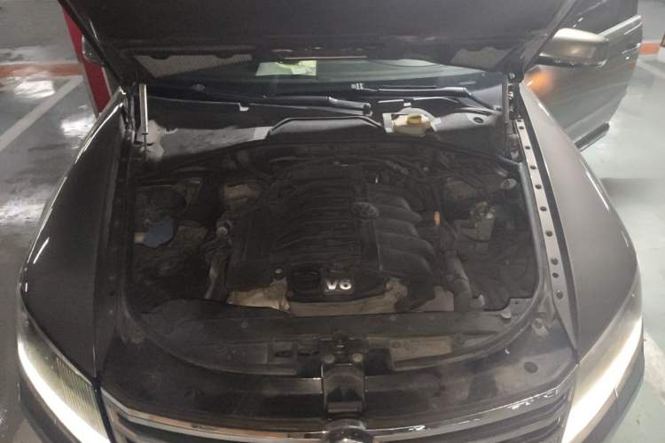 Used Volkswagen Phaeton 2011 3.6L V6 4-Seater Extended-Length Individual Edition Engine Bay