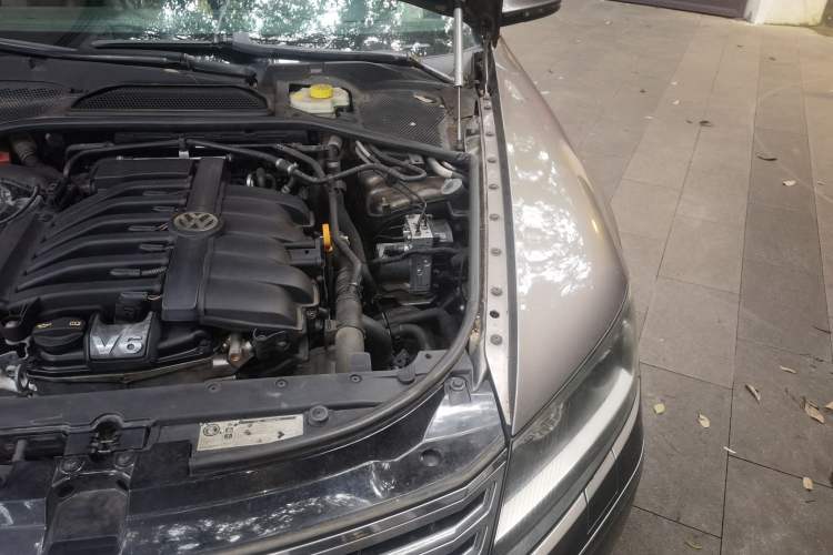 Used Volkswagen Phaeton 2011 3.6L V6 5-Seater Extended Comfort Version Engine Bay Left