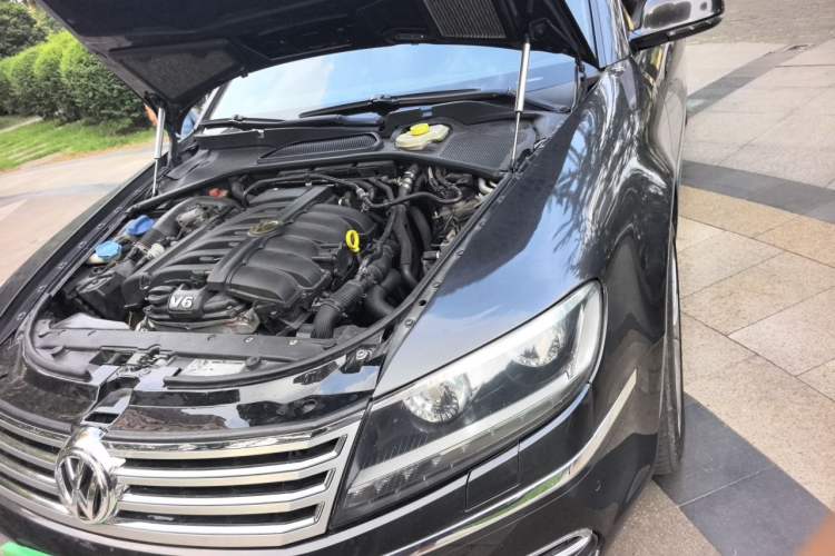 Used Volkswagen Phaeton 2011 3.6L V6 4-Seater Extended-Length Individual Edition Engine Bay Left