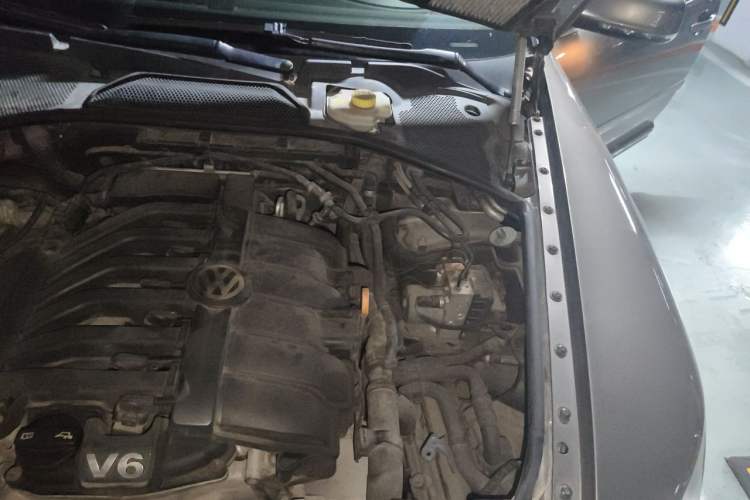 Used Volkswagen Phaeton 2011 3.6L V6 4-Seater Extended-Length Individual Edition Engine Bay Left