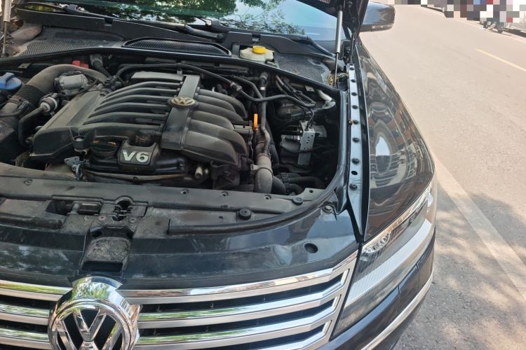 Used Volkswagen Phaeton 2011 3.6L V6 5-Seater Extended Comfort Version Engine Bay Left