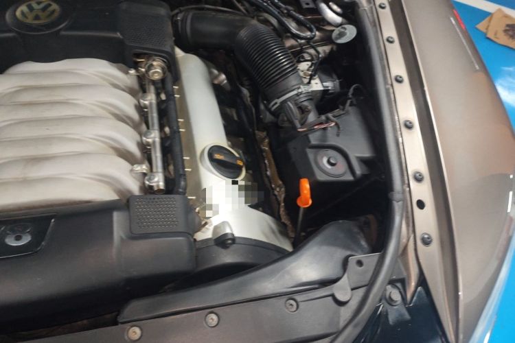 Used Volkswagen Phaeton 2011 4.2L V8 4-seat Extended-Range Individual Edition Engine Bay Left