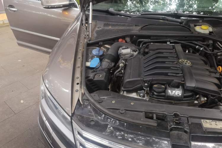 Used Volkswagen Phaeton 2011 3.6L V6 5-Seater Extended Comfort Version Engine Bay Right