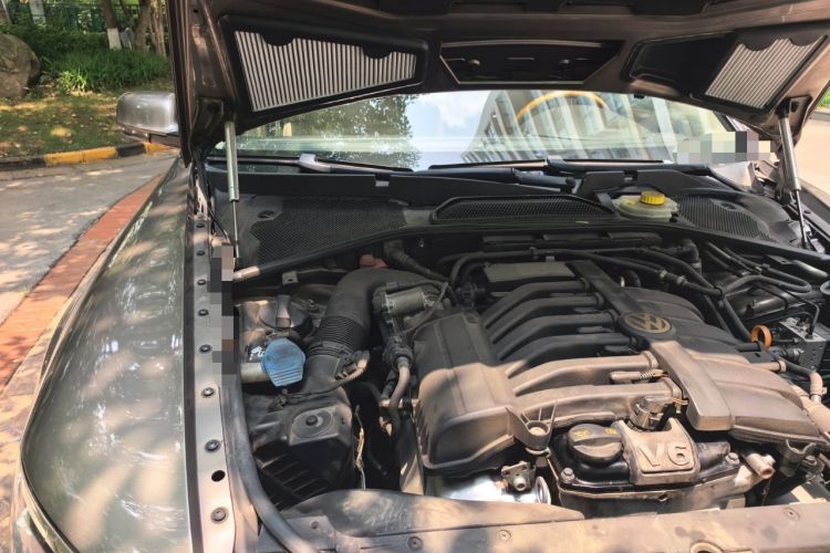 Used Volkswagen Phaeton 2011 3.6L V6 5-Seater Extended-Length Individual Edition Engine Bay Right