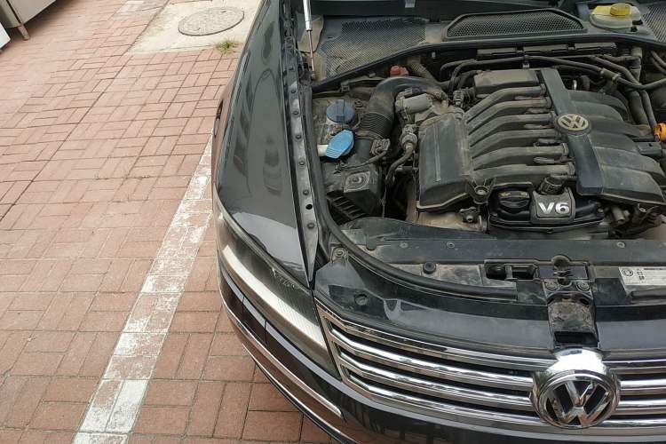 Used Volkswagen Phaeton 2011 3.6L V6 4-Seater Extended-Length Individual Edition Engine Bay Right