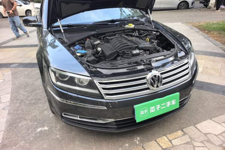 Used Volkswagen Phaeton 2011 3.6L V6 4-Seater Extended-Length Individual Edition Engine Bay Right