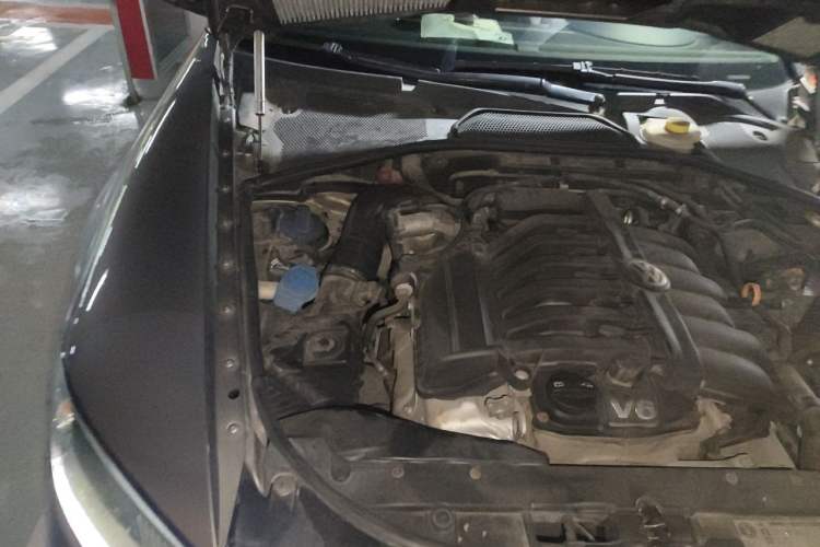 Used Volkswagen Phaeton 2011 3.6L V6 4-Seater Extended-Length Individual Edition Engine Bay Right
