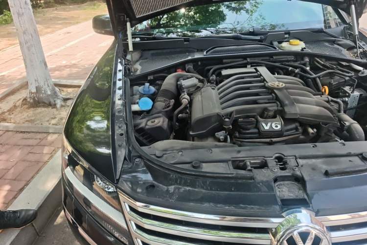 Used Volkswagen Phaeton 2011 3.6L V6 5-Seater Extended Comfort Version Engine Bay Right