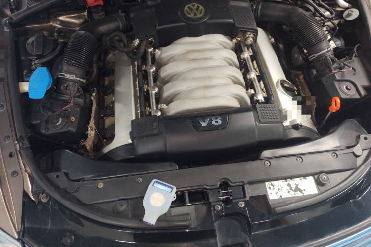 Used Volkswagen Phaeton 2011 4.2L V8 4-seat Extended-Range Individual Edition Engine Bay