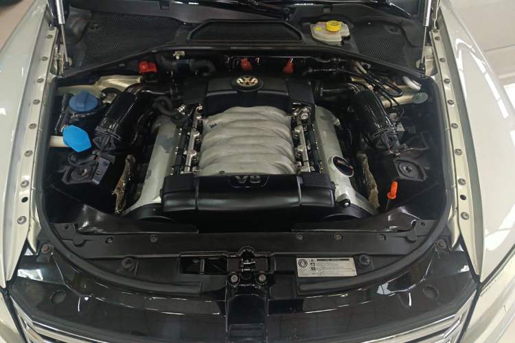 Used Volkswagen Phaeton 2011 4.2L V8 4-seat Extended-Range Individual Edition Engine Bay