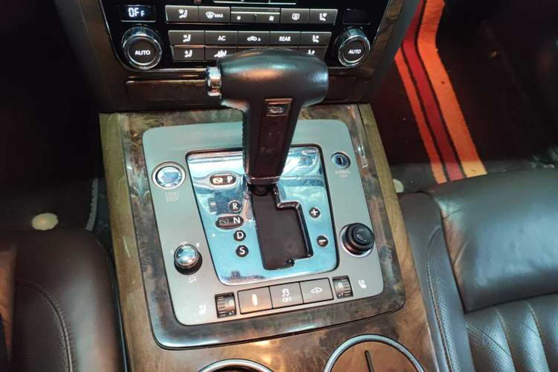 Used Volkswagen Phaeton 2011 4.2L V8 4-seat Extended-Range Individual Edition Gear Lever