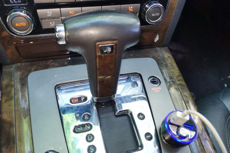Used Volkswagen Phaeton 2011 3.6L V6 5-Seater Extended Business Edition Gear Lever