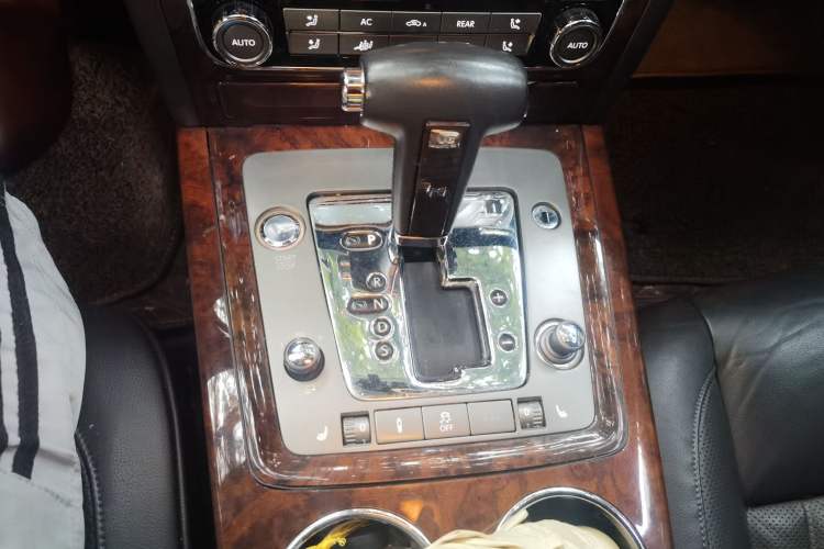 Used Volkswagen Phaeton 2011 3.6L V6 5-Seater Extended Comfort Version Gear Lever