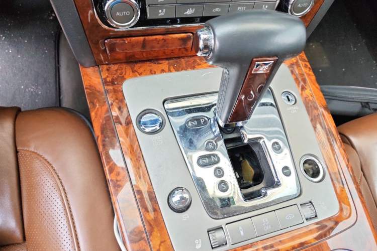 Used Volkswagen Phaeton 2011 3.6L V6 5-Seater Extended Comfort Version Gear Lever