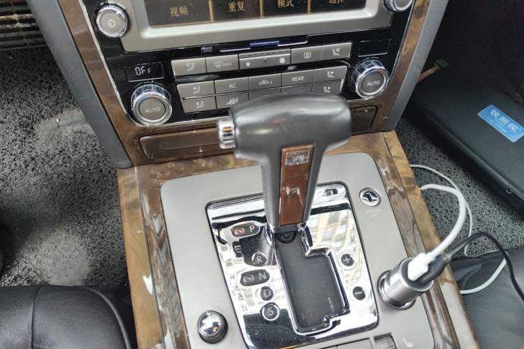 Used Volkswagen Phaeton 2011 3.6L V6 5-Seater Extended Business Edition Gear Lever