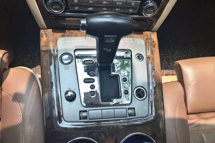 Used Volkswagen Phaeton 2011 3.6L V6 5-Seater Extended-Length Individual Edition Gear Lever