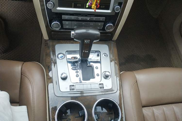 Used Volkswagen Phaeton 2011 3.6L V6 4-Seater Extended-Length Individual Edition Gear Lever