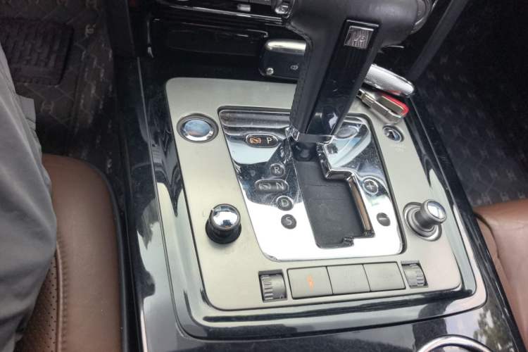 Used Volkswagen Phaeton 2011 3.6L V6 4-Seater Extended-Length Individual Edition Gear Lever