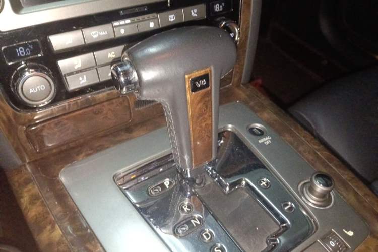 Used Volkswagen Phaeton 2011 3.6L V6 5-Seater Extended Business Edition Gear Lever