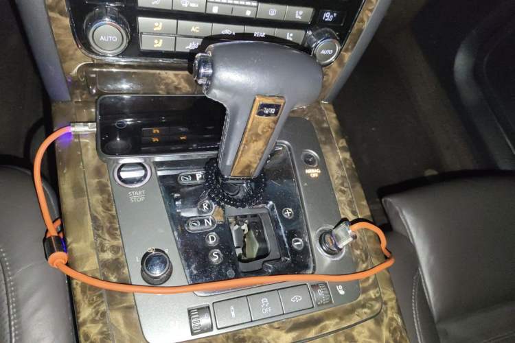 Used Volkswagen Phaeton 2011 3.6L V6 4-Seater Extended-Length Individual Edition Gear Lever