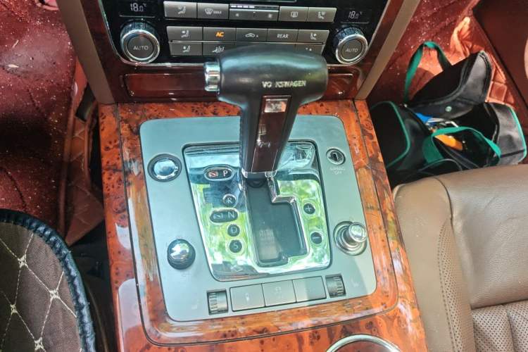 Used Volkswagen Phaeton 2011 3.6L V6 5-Seater Extended Comfort Version Gear Lever