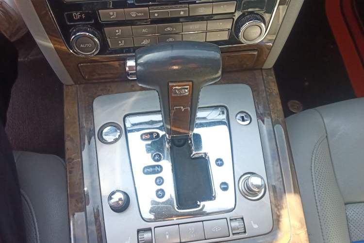 Used Volkswagen Phaeton 2011 3.6L V6 5-Seater Extended Comfort Version Gear Lever