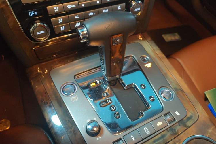 Used Volkswagen Phaeton 2011 4.2L V8 4-seat Extended-Range Individual Edition Gear Lever