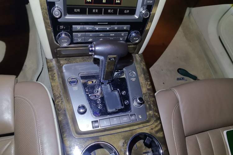 Used Volkswagen Phaeton 2011 3.6L V6 5-Seater Extended Business Edition Gear Lever