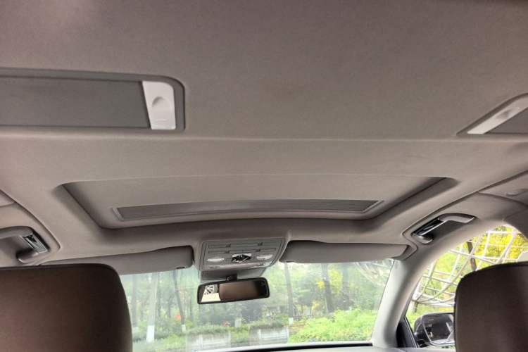 Used Volkswagen Phaeton 2011 3.6L V6 4-Seater Extended-Length Individual Edition Headliner