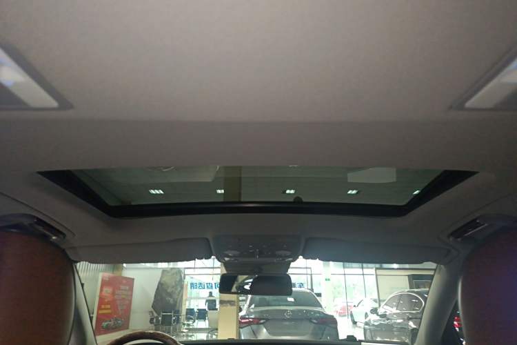 Used Volkswagen Phaeton 2011 4.2L V8 4-seat Extended-Range Individual Edition Headliner