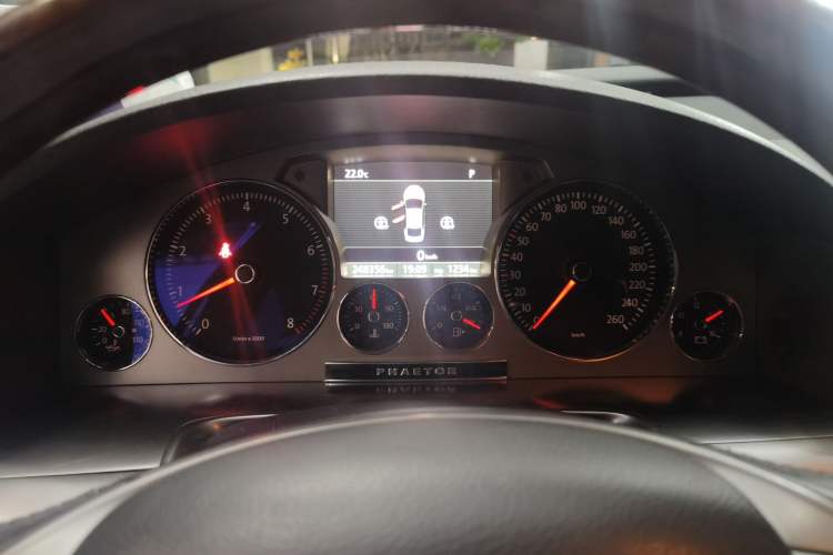 Used Volkswagen Phaeton 2011 3.6L V6 5-Seater Extended Comfort Version Instrument Cluster