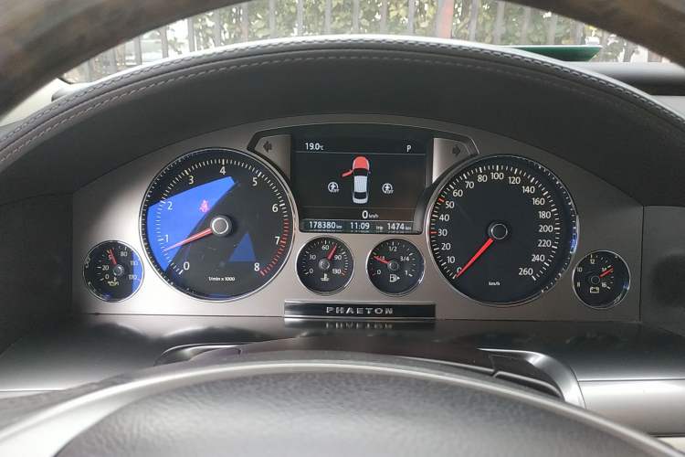 Used Volkswagen Phaeton 2011 3.6L V6 4-Seater Extended-Length Individual Edition Instrument Cluster