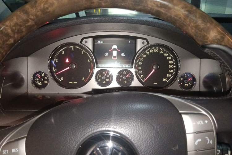 Used Volkswagen Phaeton 2011 3.6L V6 5-Seater Extended Business Edition Instrument Cluster