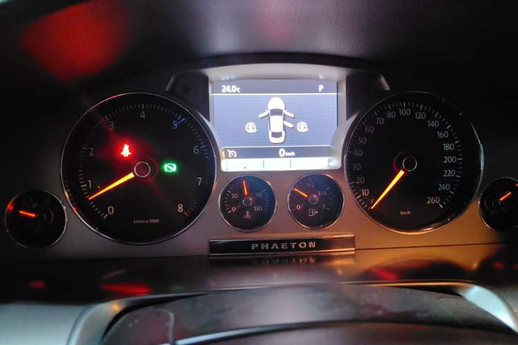 Used Volkswagen Phaeton 2011 3.6L V6 5-Seater Extended Comfort Version Instrument Cluster
