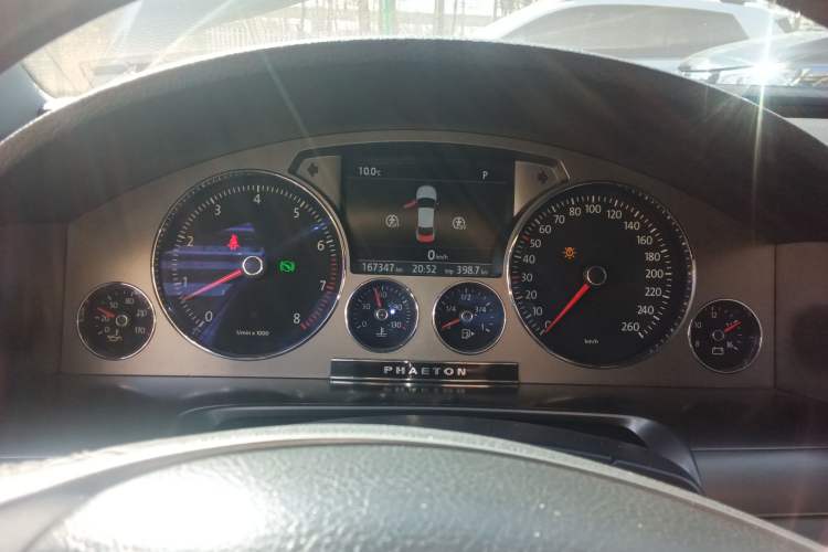 Used Volkswagen Phaeton 2011 3.6L V6 5-Seater Extended Comfort Version Instrument Cluster
