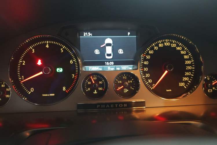 Used Volkswagen Phaeton 2011 4.2L V8 4-seat Extended-Range Individual Edition Instrument Cluster
