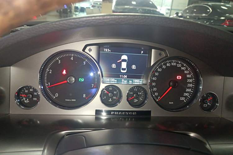 Used Volkswagen Phaeton 2011 4.2L V8 4-seat Extended-Range Individual Edition Instrument Cluster