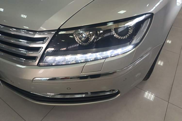 Used Volkswagen Phaeton 2011 4.2L V8 4-seat Extended-Range Individual Edition Left Front Headlight