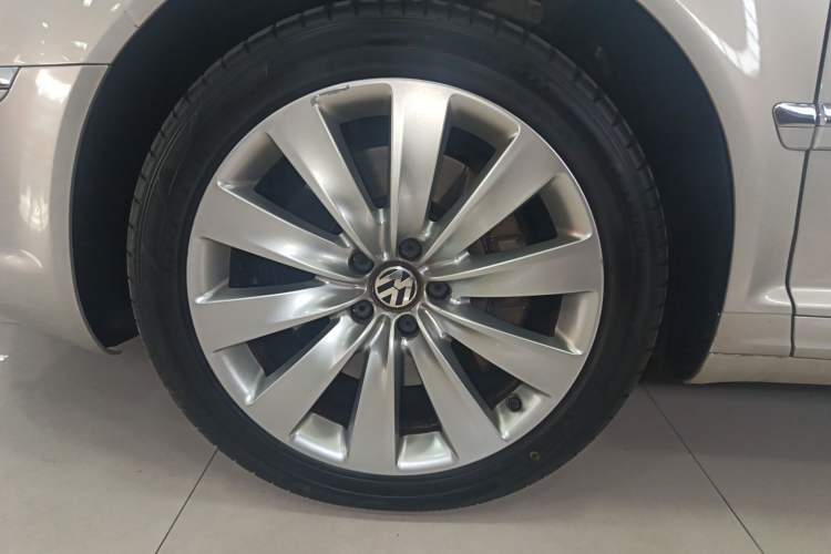 Used Volkswagen Phaeton 2011 4.2L V8 4-seat Extended-Range Individual Edition Left Front Wheel Hub
