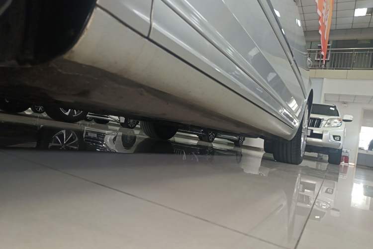 Used Volkswagen Phaeton 2011 4.2L V8 4-seat Extended-Range Individual Edition Left Side Sill