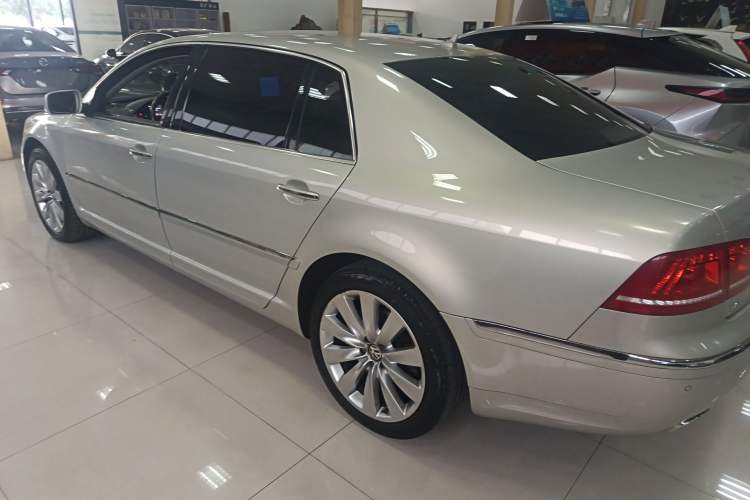 Used Volkswagen Phaeton 2011 4.2L V8 4-seat Extended-Range Individual Edition Left Side