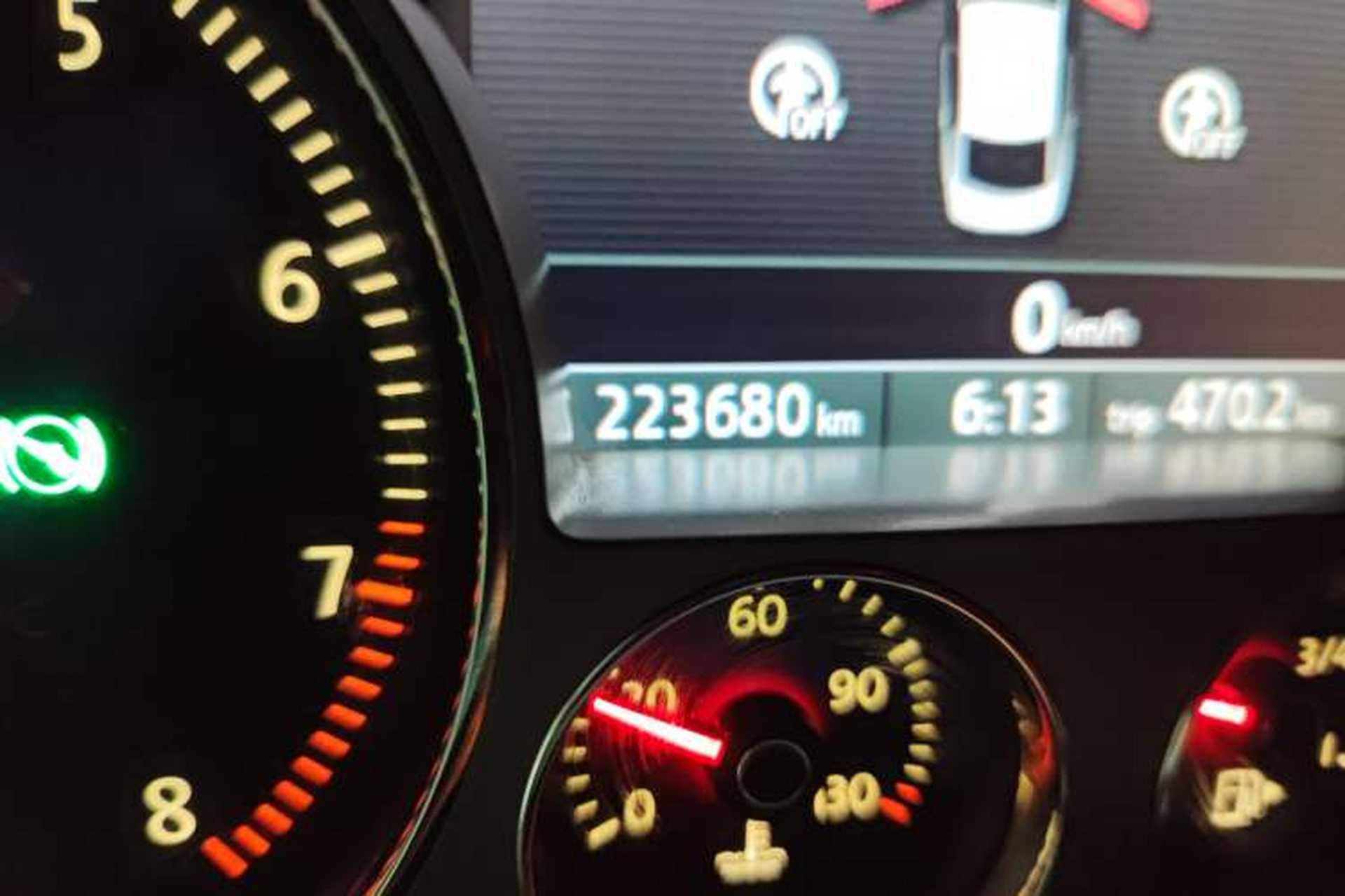 Used Volkswagen Phaeton 2011 4.2L V8 4-seat Extended-Range Individual Edition Odometer Close Up