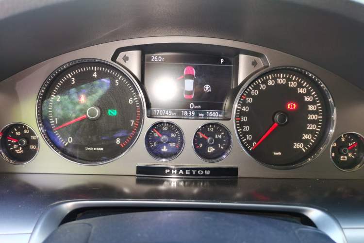 Used Volkswagen Phaeton 2011 3.6L V6 5-Seater Extended Business Edition Odometer Close Up
