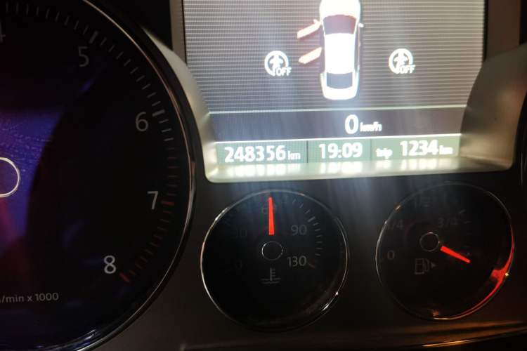 Used Volkswagen Phaeton 2011 3.6L V6 5-Seater Extended Comfort Version Odometer Close Up