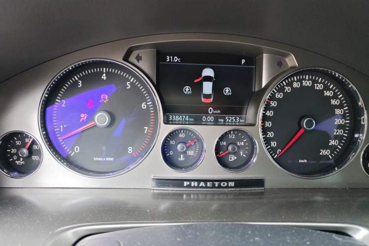 Used Volkswagen Phaeton 2011 3.6L V6 5-Seater Extended Comfort Version Odometer Close Up