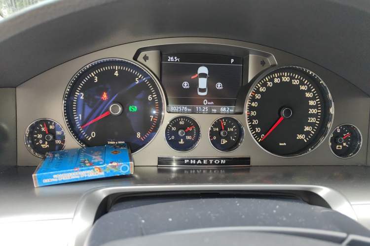 Used Volkswagen Phaeton 2011 3.6L V6 5-Seater Extended Business Edition Odometer Close Up