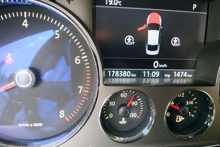 Used Volkswagen Phaeton 2011 3.6L V6 4-Seater Extended-Length Individual Edition Odometer Close Up