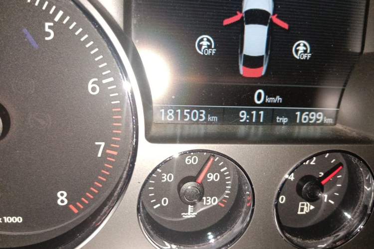 Used Volkswagen Phaeton 2011 3.6L V6 5-Seater Extended Business Edition Odometer Close Up