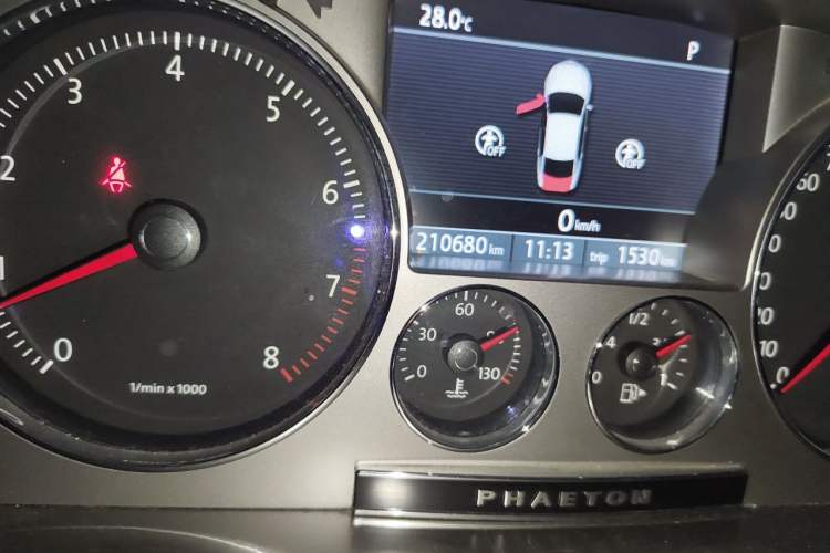 Used Volkswagen Phaeton 2011 3.6L V6 4-Seater Extended-Length Individual Edition Odometer Close Up